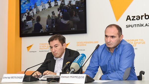 Политолог Ильгар Велизаде (слева) и Кямал Мамедов - Sputnik Азербайджан