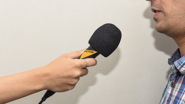 Журналист берет интервью, архивное фото - Sputnik Azərbaycan