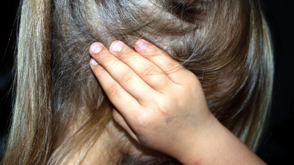 Девочка закрывает уши руками, фото из архива - Sputnik Азербайджан