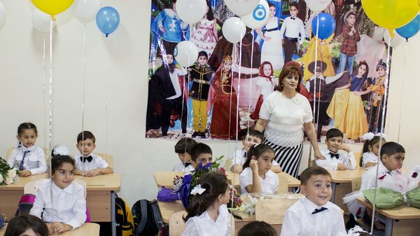 Учебный процесс в одной из бакинских школ, архивное фото - Sputnik Азербайджан