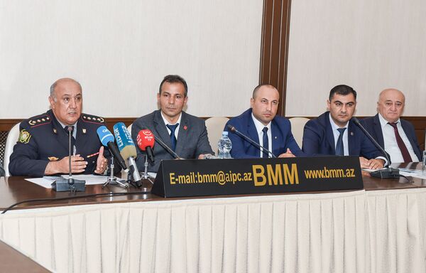 Организатор мероприятия — президент Фонда Воины-интернационалисты с инвалидностью Сарраф Оруджов (второй слева) Организатор мероприятия — президент Фонда Воины-интернационалисты с инвалидностью Сарраф Оруджов (второй слева) - Sputnik Азербайджан
