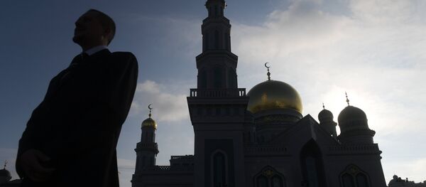 Мужчина стоит возле Московской Соборной мечети - Sputnik Азербайджан