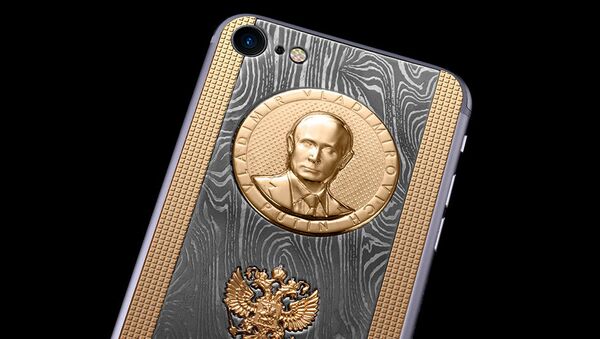 Модель iPhone 7 Supremo Putin Damascus Gold от бренда Caviar - Sputnik Azərbaycan