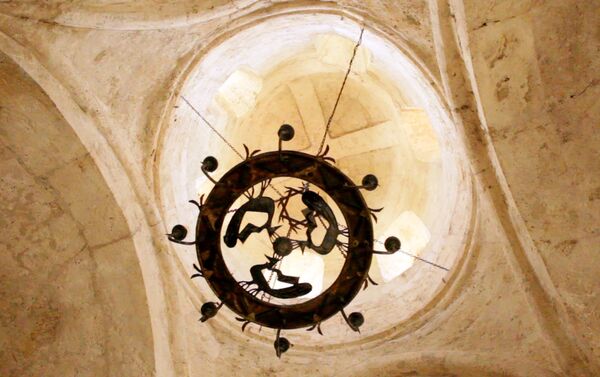 Круглый купол церкви Святого Елисея, вид изнутри - Sputnik Азербайджан