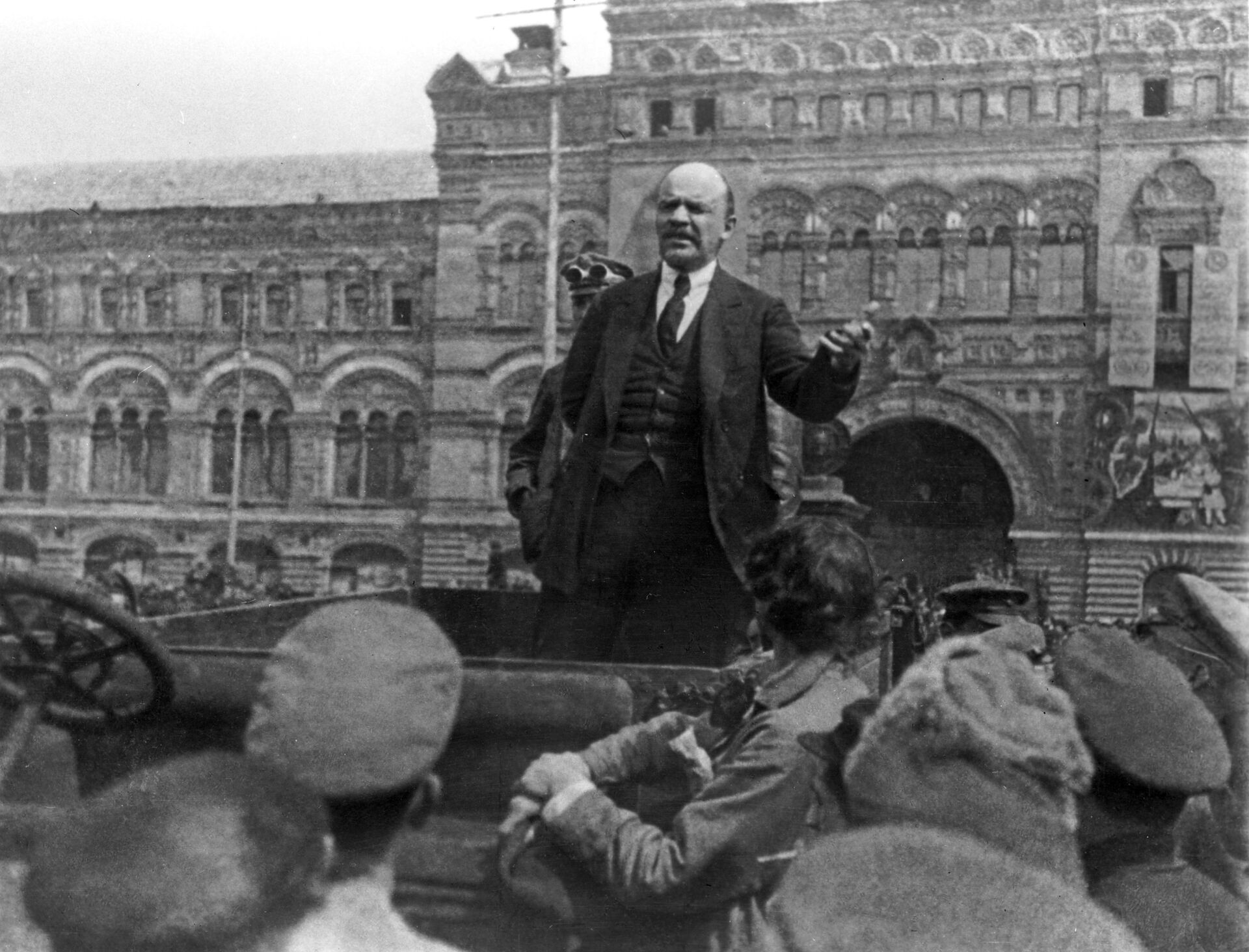 Владимир Ильич Ленин произносит речь на празднование 2-й годовщины войск Всевобуча, 25 мая 1919 года - Sputnik Azərbaycan, 1920, 27.01.2024