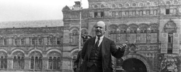 Владимир Ильич Ленин произносит речь на празднование 2-й годовщины войск Всевобуча, 25 мая 1919 года Владимир Ильич Ленин произносит речь на празднование 2-й годовщины войск Всевобуча, 25 мая 1919 года - Sputnik Азербайджан