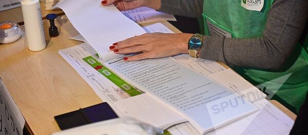 Работа избирательной администрации в день выборов на одном из участков в Тбилиси - Sputnik Азербайджан