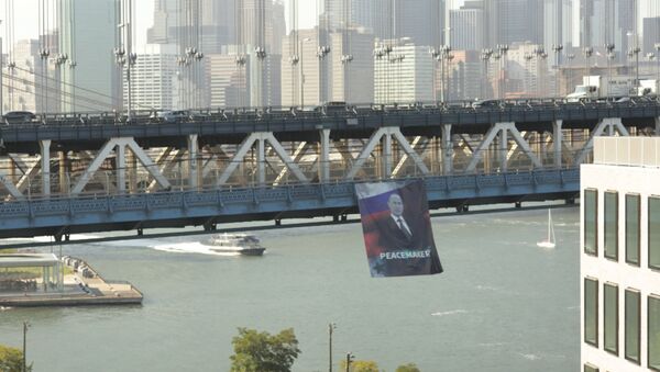 Миротворец в Нью-Йорке: как выглядел портрет Путина на Манхэттенском мосту - Sputnik Азербайджан