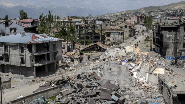 Разрушения в городе Юксекова на юго-востоке Турции, недалеко от границы с Ираком, 30 мая 2016 года - Sputnik Азербайджан