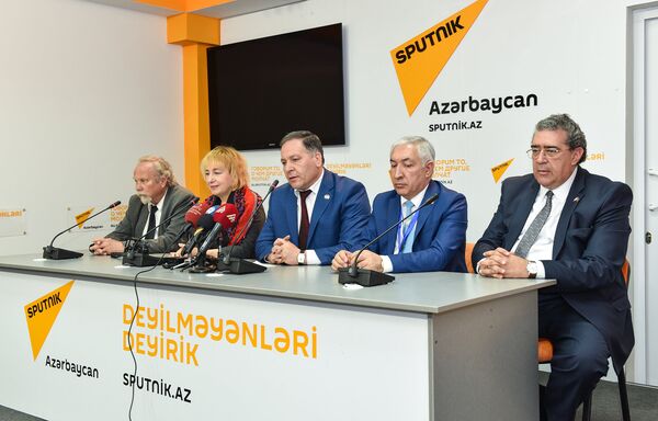 Александер Шапиро-Сулиман (второй справа) в пресс-центре Sputnik Азербайджан - Sputnik Азербайджан