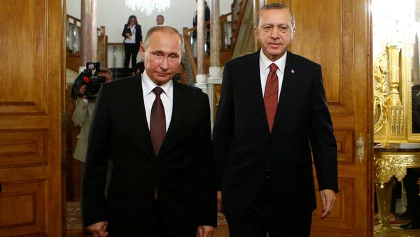 Russian President Vladimir Putin and his Turkish counterpart Tayyip Erdogan arrive for a joint news conference following their meeting in Istanbul, Turkey, October 10, 2016 - Sputnik Azərbaycan
