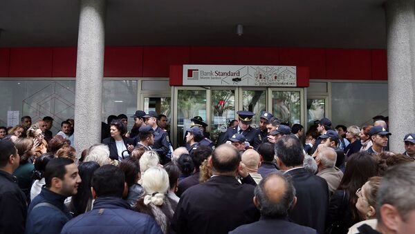 Скопление вкладчиков перед головным офисом Bank Standard в Баку - Sputnik Азербайджан