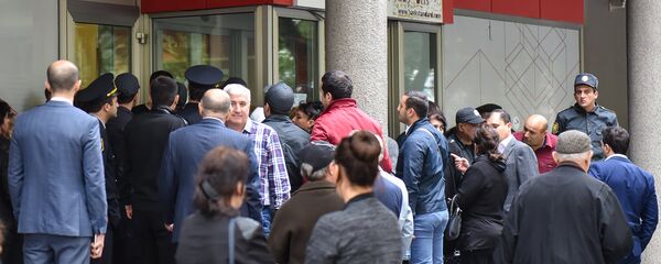 Вкладчики перед головным офисом Bank Standard в Баку Вкладчики перед головным офисом Bank Standard в Баку - Sputnik Азербайджан