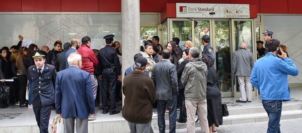 Вкладчики перед головным офисом Bank Standard в Баку Вкладчики перед головным офисом Bank Standard в Баку - Sputnik Азербайджан