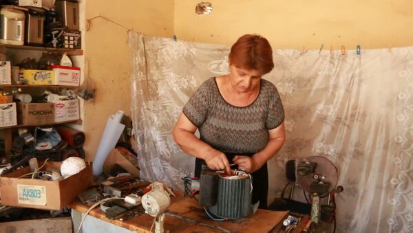 Не женское занятие: жительница Евлаха ремонтирует моторы своими руками - Sputnik Азербайджан
