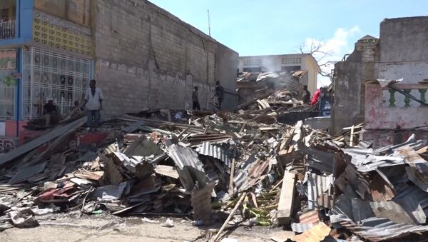 Гаитяне разбирают руины домов после урагана Мэтью - Sputnik Азербайджан