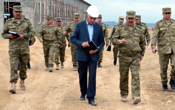 Министр обороны проверил ход строительных работ в воинских частях в прифронтовой зоне - Sputnik Азербайджан