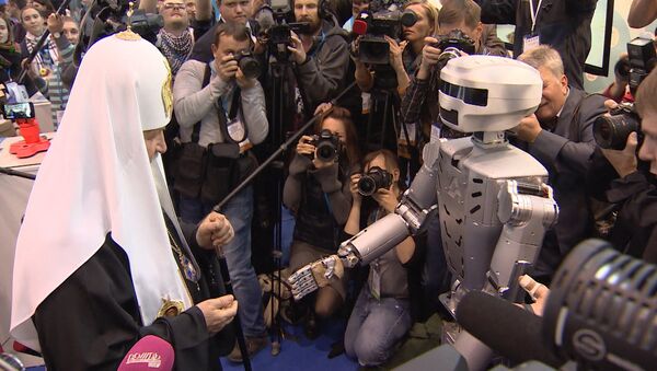 Робот Федор протянул руку Патриарху Кириллу на выставке православного форума - Sputnik Азербайджан