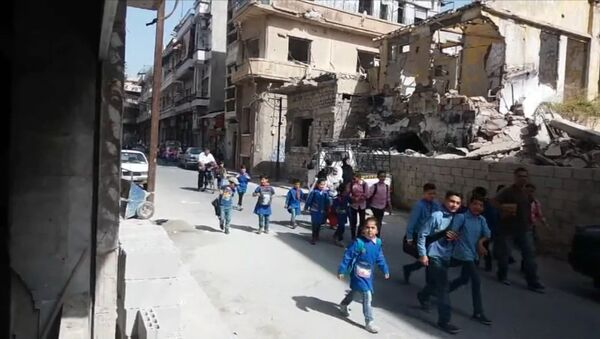 Мирная жизнь в освобожденном от ИГ Хомсе: ремонт домов и дети на улицах - Sputnik Азербайджан