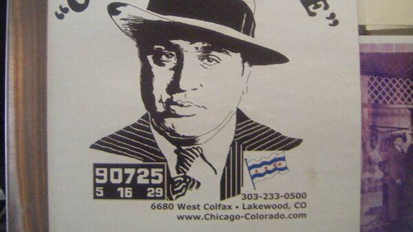 Плакат в Чикаго с портретом Аль Капоне - Sputnik Азербайджан