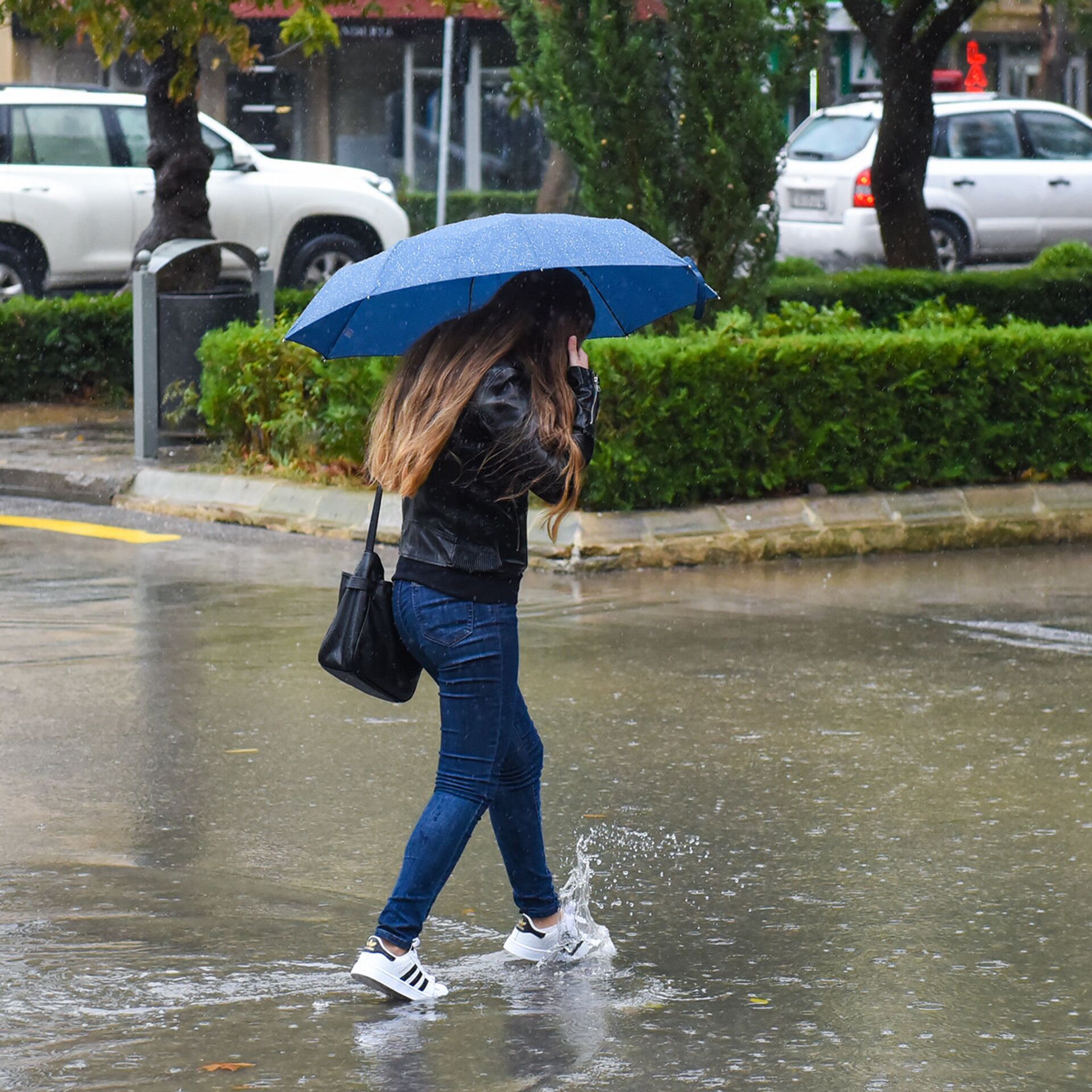 Ближайшее время дождя. Дождь в Азербайджане. Пешеход в дождь. В Баку дождливо. Дождь в Баку.