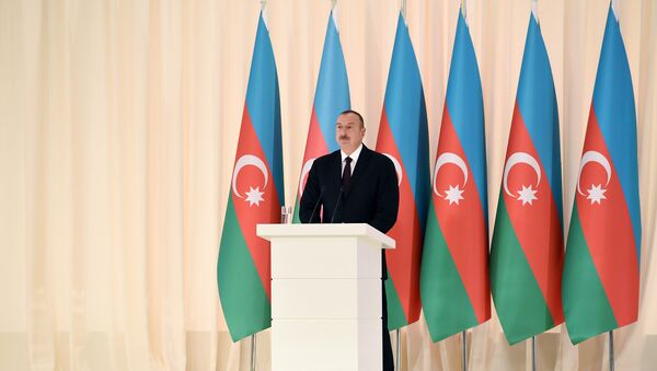 Президент Ильхам Алиев выступает в официальном приеме, посвященному 25-й годовщине восстановления государственной независимости Азербайджана - Sputnik Азербайджан