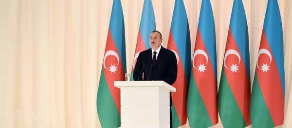 Президент Ильхам Алиев выступает в официальном приеме, посвященному 25-й годовщине восстановления государственной независимости Азербайджана - Sputnik Азербайджан