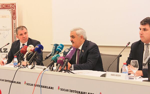 Президент Государственной нефтяной компании Азербайджана Ровнаг Абдуллаев выступает на пресс-конференции - Sputnik Азербайджан