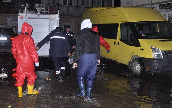 Сотрудники МЧС Азербайджана ликвидируют последствия обильных осадков в наиболее пострадавших районах Баку - Sputnik Азербайджан