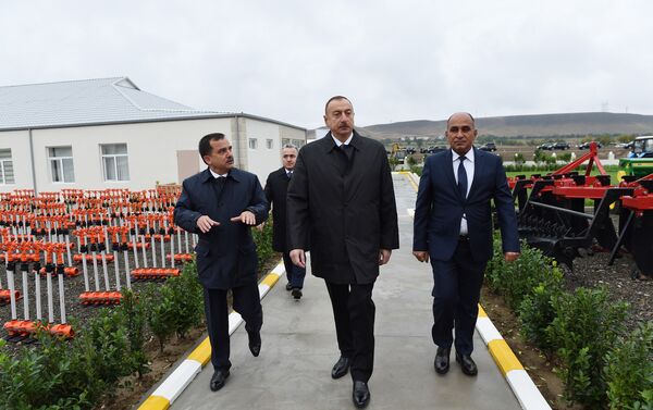 Ильхам Алиев принял участие в презентации сельского фермерского хозяйства Биринджи Шихлы - Sputnik Азербайджан