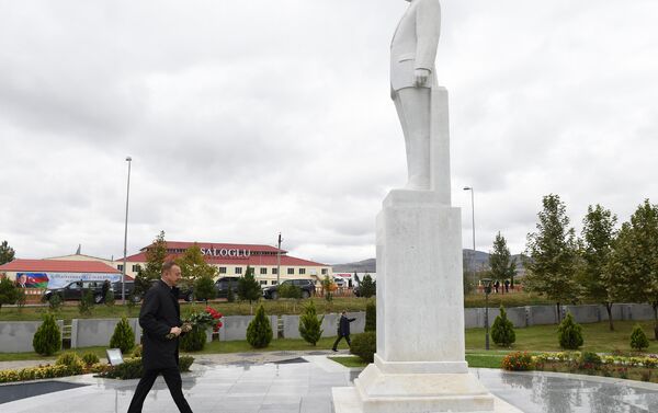 Президент возложил цветы к установленному в центре Газаха памятнику общенациональному лидеру Гейдару Алиеву - Sputnik Азербайджан