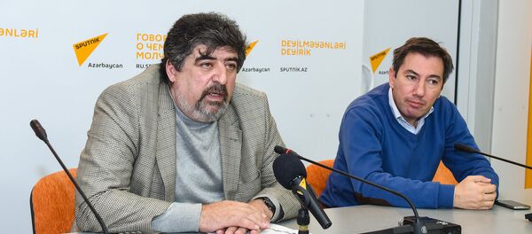 Председатель общественного объединения в помощь образованию водителей Фазиль Мамедов во время пресс-конференции на тему Как решить проблему ливневых стоков в Баку - Sputnik Азербайджан