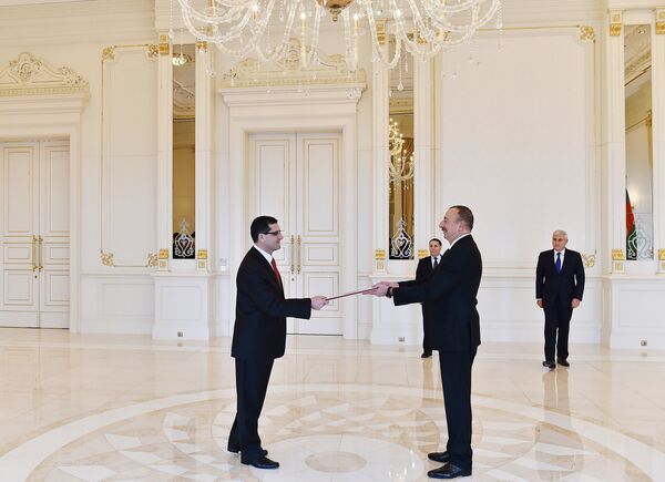 İlham Əliyev Türkiyənin Azərbaycanda yeni təyin olunmuş səfirinin etimadnaməsini qəbul edib İlham Əliyev Türkiyənin Azərbaycanda yeni təyin olunmuş səfirinin etimadnaməsini qəbul edib - Sputnik Azərbaycan