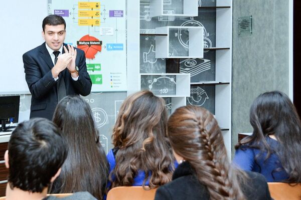 Преподаватель Азербайджанского государственного экономического университета (UNEC) Рамиль Джаббаров Преподаватель Азербайджанского государственного экономического университета (UNEC) Рамиль Джаббаров - Sputnik Азербайджан