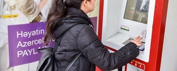 Девушка пополняет баланс проездного на платежном терминале Девушка пополняет баланс проездного на платежном терминале - Sputnik Азербайджан