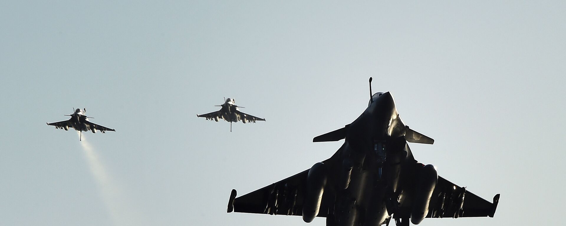 French Rafale fighter aircrafts come back aboard the French Charles-de-Gaulle aircraft carrier, after flights on November 23, 2015 at eastern Mediterranean sea, as part of operation Chammal in Syria and Irak against the Islamic State group - Sputnik Азербайджан, 1920, 29.11.2023