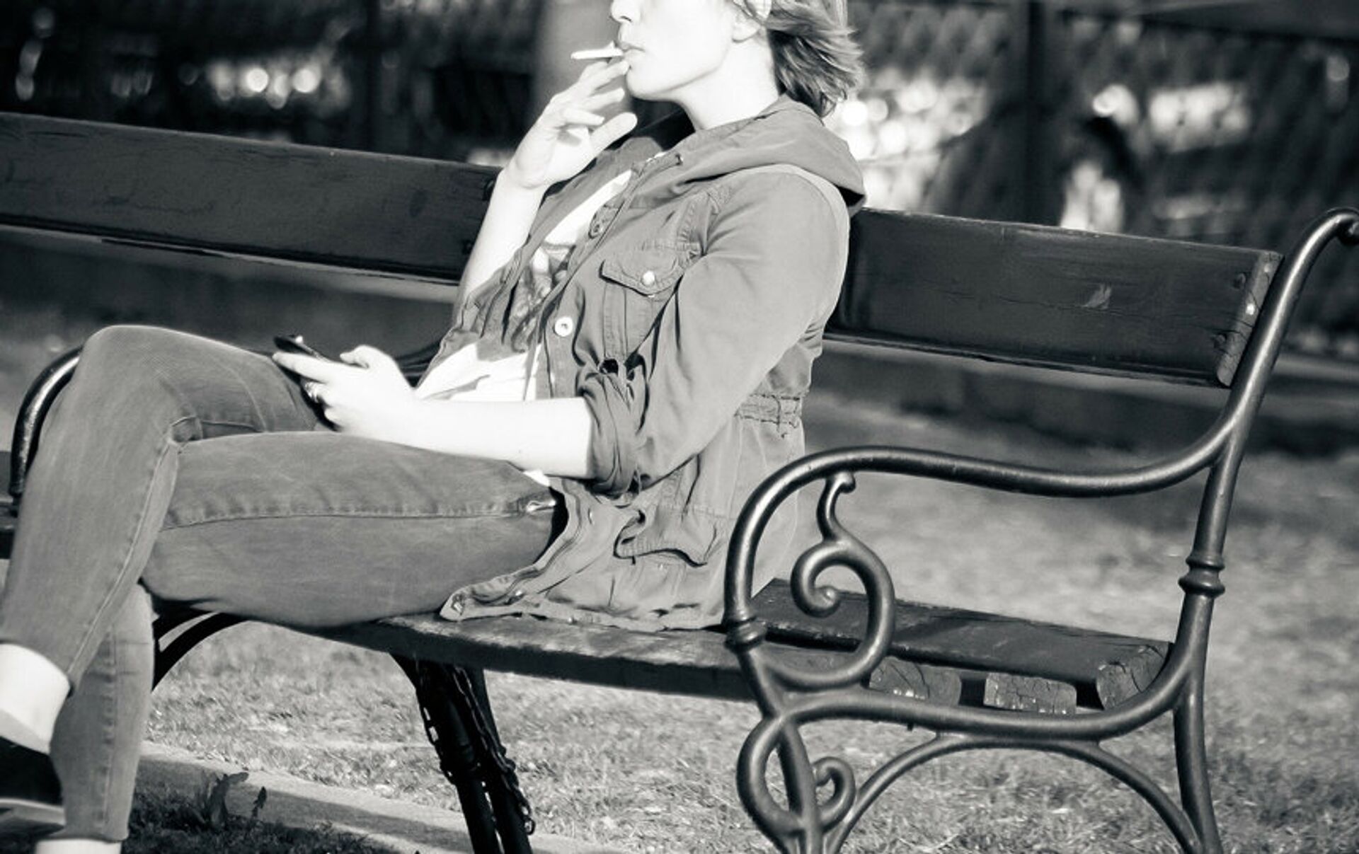 Группа сентябрь женщина курит на лавочке. Девушка на скамейке. Курит на скамейке. Девушка курит на скамейке. Девушки на скамейке с сигаретой.