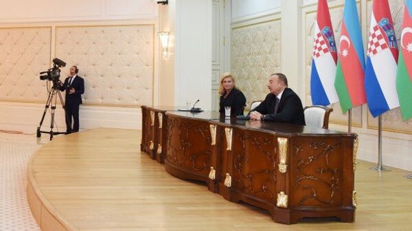 Азербайджана Ильхам Алиев, выступил в понедельник в Баку с заявлением для прессы вместе с президентом Хорватии Колиндой Грабар-Китарович - Sputnik Азербайджан