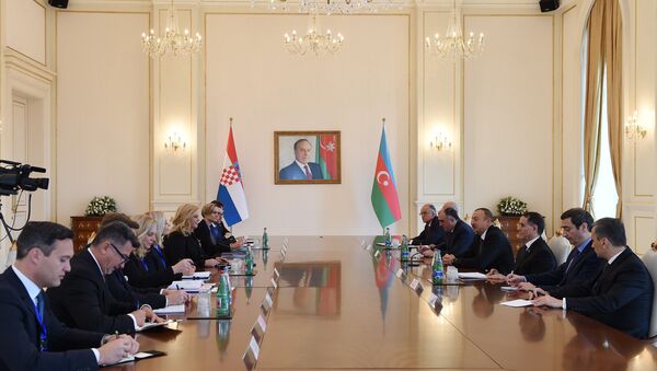 Состоялась встреча Ильхама Алиева с Президентом Хорватии Колиндой Грабар-Китарович в расширенном составе - Sputnik Азербайджан