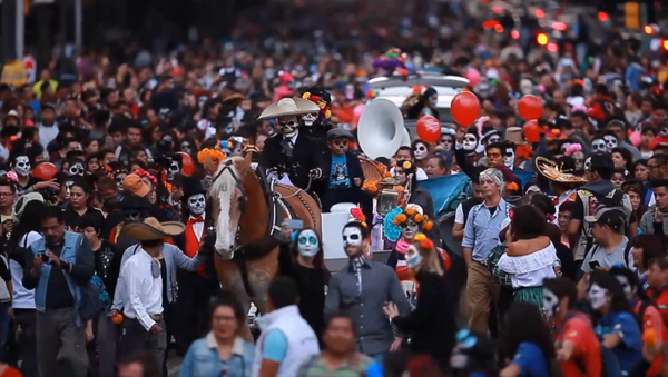 Мертвецы на параде в Мехико демонстрируют яркие наряды и черепа - Sputnik Азербайджан