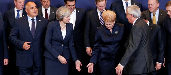 Премьер-министр Великобритании Тереза Мэй (слева) и президент Литвы Даля Грибаускайте приглашают председателя Еврокомиссии Жан-Клода Юнкера встать между ними, Брюссель, 20 октября 2016 года Премьер-министр Великобритании Тереза Мэй (слева) и президент Литвы Даля Грибаускайте приглашают председателя Еврокомиссии Жан-Клода Юнкера встать между ними, Брюссель, 20 октября 2016 года - Sputnik Азербайджан