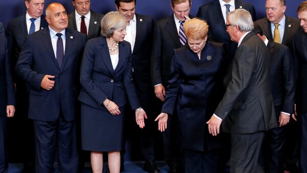 Премьер-министр Великобритании Тереза Мэй (слева) и президент Литвы Даля Грибаускайте приглашают председателя Еврокомиссии Жан-Клода Юнкера встать между ними, Брюссель, 20 октября 2016 года - Sputnik Азербайджан