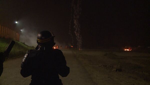 Слезоточивый газ, дым и огонь  –  столкновения полиции и мигрантов в Кале - Sputnik Азербайджан