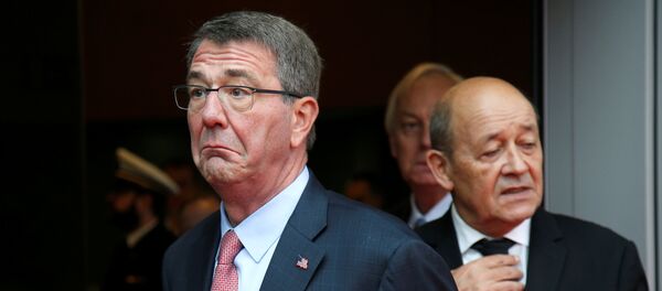 Министры обороны США и Франции Эштон Картер Жан-Ив Ле Дриан Министры обороны США и Франции Эштон Картер Жан-Ив Ле Дриан - Sputnik Азербайджан