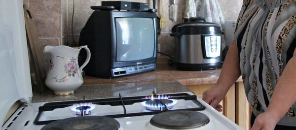 Женщина у газовой плиты, архивное фото - Sputnik Азербайджан