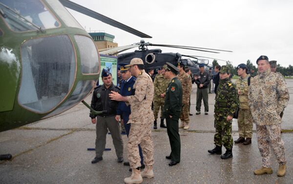 В ходе визита гостям была представлен информация о деятельности воинской части. - Sputnik Азербайджан