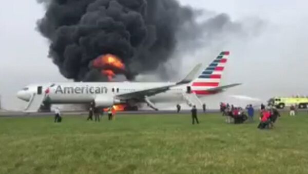 После неудачного взлета в аэропорту Чикаго загорелся Boeing. Съемка очевидца - Sputnik Азербайджан
