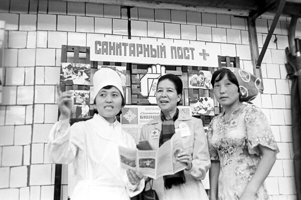 Помощник регионального референта ЛОКК Лига Красного Креста госпожа Сенадор (Филиппины) с активистами Красного Креста Камвольно-суконного комбината города Фрунзе, 1979 год Помощник регионального референта ЛОКК Лига Красного Креста госпожа Сенадор (Филиппины) с активистами Красного Креста Камвольно-суконного комбината города Фрунзе, 1979 год - Sputnik Азербайджан