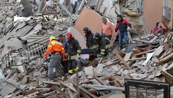 Сотрудники спасательных служб извлекают из-под завалов людей, пострадавших в результате землетрясения - Sputnik Азербайджан