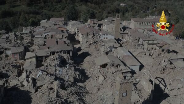 Момент обрушения здания во время землетрясения в центральной Италии - Sputnik Азербайджан